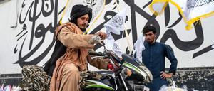 Ein Afghane kauft eine Taliban-Flagge in Kabul.