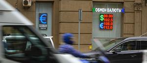 Der russische Rubel hat auf seiner wochenlangen Talfahrt die Marke von 100 Rubel für einen US-Dollar passiert (Symbolbild).