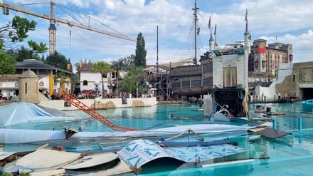 Bei einem Unfall im größten Freizeitpark in Deutschland, dem Europa-Park in Rust bei Freiburg, sind am Montag nach Polizeiangaben vier Menschen verletzt worden.