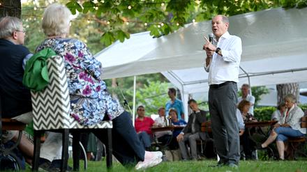 Bundeskanzler Olaf Scholz am Montagabend beim Bürgergespräch im Potsdamer Ortsteil Neu Fahrland.