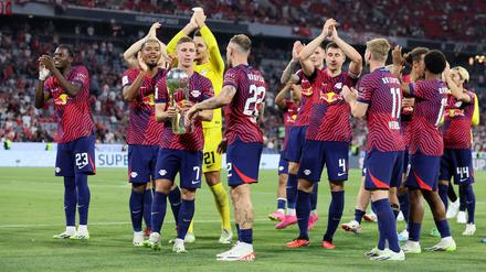 Den ersten Titel der Saison haben sie gewonnen: Dani Olmo mit dem Pokal. 