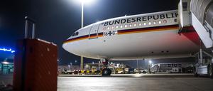 Der Regierungs-Airbus A340 steht am Flughafen Abu Dhabi.