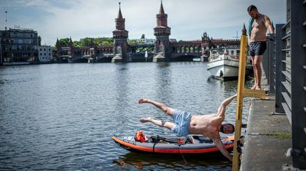 Paddeln an der Spree vor der Oberbaumbrücke.