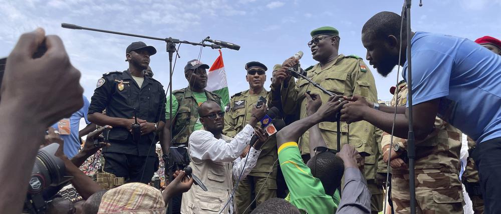 Mohamed Toumba, einer der Soldaten, die den nigrischen Präsidenten Mohamed Bazoum gestürzt haben, spricht zu Anhängern der nigrischen Junta.