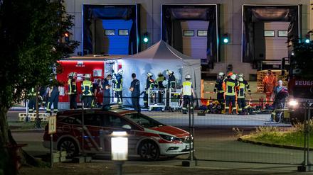 Bei dem Austritt eines gefährlichen Stoffes auf einem Gelände eines Papierherstellers in Wiesbaden sind 13 Feuerwehrleute verletzt worden.