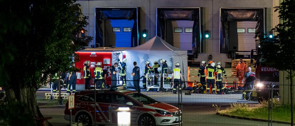 Bei dem Austritt eines gefährlichen Stoffes auf einem Gelände eines Papierherstellers in Wiesbaden sind 13 Feuerwehrleute verletzt worden.