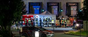 Bei dem Austritt eines gefährlichen Stoffes auf einem Gelände eines Papierherstellers in Wiesbaden sind 13 Feuerwehrleute verletzt worden.