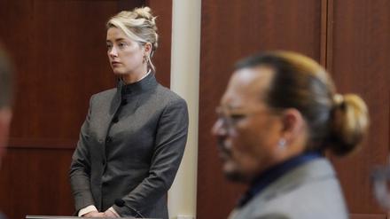 Die Schauspieler und Ex-Eheleute Amber Heard und Johnny Depp im Mai 2022 im Gerichtssaal.