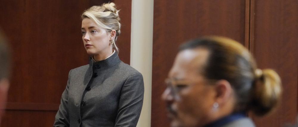 Die Schauspieler und Ex-Eheleute Amber Heard und Johnny Depp im Mai 2022 im Gerichtssaal.