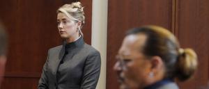 Die Schauspieler und Ex-Eheleute Amber Heard und Johnny Depp im Mai 2022 im Gerichtssaal.
