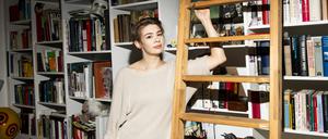 Ein Buch mehr im Regal. Die Schriftstellerin Ronja von Rönne in ihrer Wohnung.