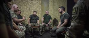 Auf diesem vom Pressebüro des ukrainischen Präsidenten zur Verfügung gestellten Foto hört Wolodymyr Selenskyj (2.v.r), Präsident der Ukraine, Soldaten in der Region Donezk während seines Besuchs im Hauptquartier der Brigaden zu. 