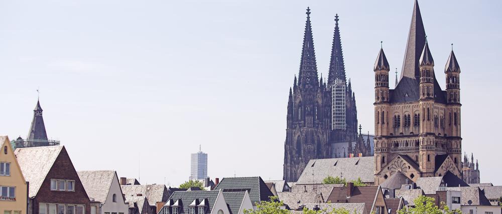 Domkulisse: Nach exklusiven Daten von vdp Research sind die Preise in der Domstadt allein im ersten Quartal 2023 im Vergleich zum Vorquartal für Ein- und Zweifamilienhäuser um 1,5 Prozent auf 4960 Euro den Quadratmeter gefallen, für Eigentumswohnungen sogar noch stärker um 2,9 Prozent auf 4870 Euro.