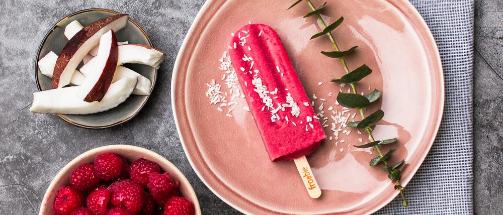 Veganes Himbeere-Kokos-Fruchteis von „froobie“.