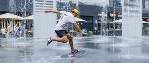 Der Franzose Adrien Raza ist viermaliger Europameister im Skimboarden.