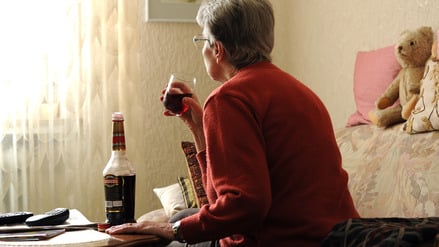 Vor allem die Zahl der älteren Alkoholtoten ab 49 Jahren ist stark angestiegen. Das spiegelt sich auch in den Suchtstellen im Land wider. 
