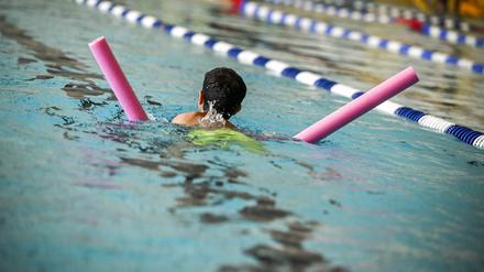 Der Landessportbund Berlin und die Sportjugend Berlin boten im Sommer Schwimm-Intensivkurse im Kombibad Gropiusstadt für Kinder an, die noch kein Schwimmabzeichen in Bronze haben.