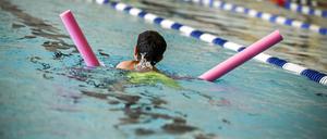 Der Landessportbund Berlin und die Sportjugend Berlin boten im Sommer Schwimm-Intensivkurse im Kombibad Gropiusstadt für Kinder an, die noch kein Schwimmabzeichen in Bronze haben.