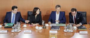 Arbeits- und Sozialminister Hubertus Heil, Außenministerin Annalena Baerbock, Wirtschaftsminister und Vizekanzler Robert Habeck und Kanzleramtschef Wolfgang Schmidt (v. l. n. r.)