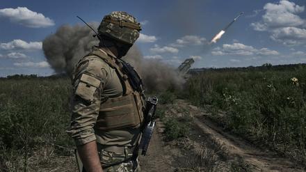 Ein ukrainischer Soldat beobachtet, wie ein Grad-Mehrfachraketenwerfersystem in der Nähe von Bachmut Raketen abfeuert (Symbolbild).