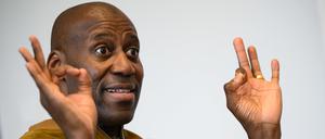 ARCHIV - 06.06.2023, Berlin: Joe Chialo (CDU), Berliner Senator für Kultur und Gesellschaftlichen Zusammenhalt, sitzt bei einem Gespräch mit der Deutschen Presse-Agentur dpa in seinem Büro in der Berliner Kulturverwaltung.