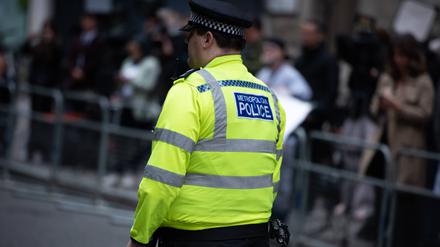Police patroulliert vor den Royal Courts of Justice. (Symbolbild)