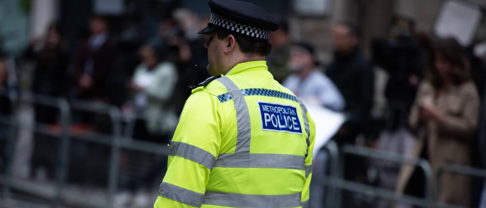 Police patroulliert vor den Royal Courts of Justice. (Symbolbild)