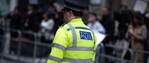 Police patroulliert vor den Royal Courts of Justice. (Symbolbild)