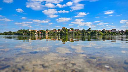 Blick vom westlichen Ufer über den Straussee: Der See hat seit etwa zehn Jahren die Hälfte seines Wassers verloren. Seit 2014 sinke der Wasserstand jedes Jahr um etwa 20 Zentimeter. Die Ursache für den Wasserschwund sind unbekannt. Ein Gutachten wurde dazu in Auftrag gegeben.