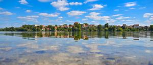 Blick vom westlichen Ufer über den Straussee: Der See hat seit etwa zehn Jahren die Hälfte seines Wassers verloren. Seit 2014 sinke der Wasserstand jedes Jahr um etwa 20 Zentimeter. Die Ursache für den Wasserschwund sind unbekannt. Ein Gutachten wurde dazu in Auftrag gegeben.