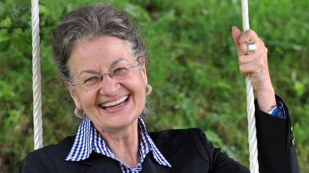 ARCHIV - 09.08.2010, Baden-Württemberg, Titisee-Neustadt: Ursula Cantieni, Schauspielerin und Darstellerin in der populären, regionalen Fernsehserie «Die Fallers, eine Schwarzwaldfamilie», sitzt auf einer Schaukel und lacht. Sie starb in der Nacht auf Dienstag, 15.08.2023 im Alter von 75 Jahren, wie der Südwestrundfunk (SWR) mitteilte. Foto: picture alliance / dpa +++ dpa-Bildfunk +++
