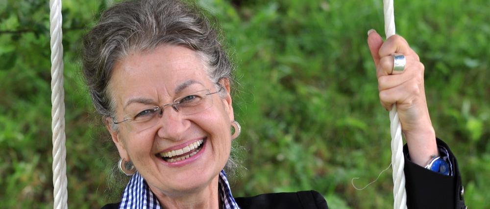 ARCHIV - 09.08.2010, Baden-Württemberg, Titisee-Neustadt: Ursula Cantieni, Schauspielerin und Darstellerin in der populären, regionalen Fernsehserie «Die Fallers, eine Schwarzwaldfamilie», sitzt auf einer Schaukel und lacht. Sie starb in der Nacht auf Dienstag, 15.08.2023 im Alter von 75 Jahren, wie der Südwestrundfunk (SWR) mitteilte. Foto: picture alliance / dpa +++ dpa-Bildfunk +++