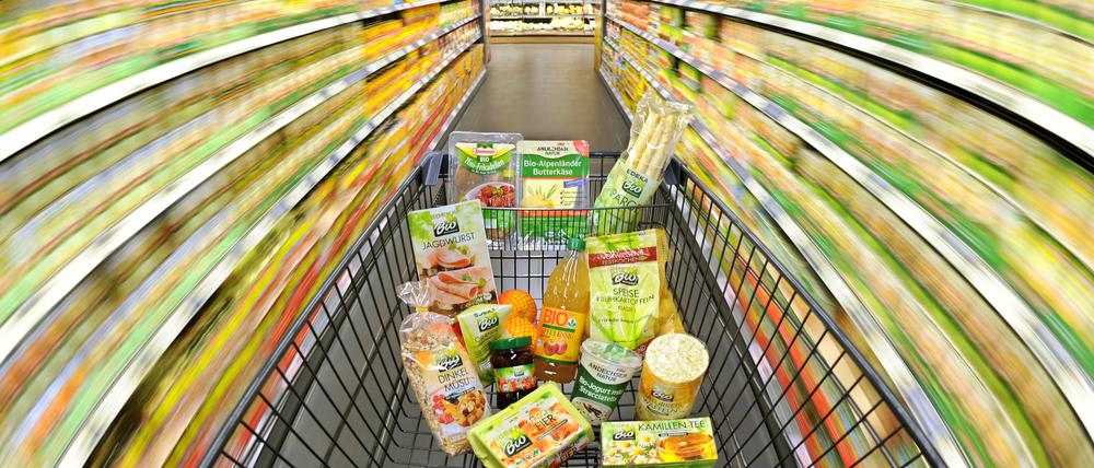 Ein Einkaufswagen mit Lebensmitteln wird am 04.05.2011 durch einen Supermarkt geschoben.