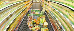 Ein Einkaufswagen mit Lebensmitteln wird am 04.05.2011 durch einen Supermarkt geschoben.
