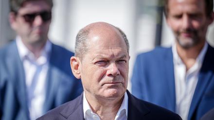 Bundeskanzler Olaf Scholz (SPD) besucht im Rahmen seiner Sommerreise durch den Wahlkreis die Filmstudios Babelsberg.
