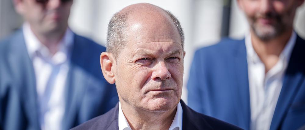 Bundeskanzler Olaf Scholz (SPD) besucht im Rahmen seiner Sommerreise durch den Wahlkreis die Filmstudios Babelsberg.