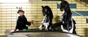 Die Burlesque-Künstlerin Tronicat la Miez fährt am 16.10.2015 in Hamburg mit einer Gruppe Fetisch-Liebhaber, hier sogenannte Petplayer in Pferde-Outfits, im Rahmen einer Werbeaktion in einem U-Bahnhof eine Rolltreppe hoch. Foto: Christian Charisius/dpa ++ +++ dpa-Bildfunk +++