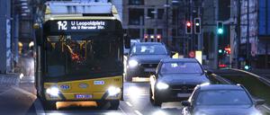 Elektro Linienbus und Autos Berlin, 27.02.2023 - Ein Solaris Urbino E- Linienbus der BVG Linie 142 faehrt ueber die Invalidenstrasse. Berlin Berlin Deutschland *** Electric bus and cars Berlin, 27 02 2023 A Solaris Urbino E bus of the BVG line 142 drives over the Invalidenstrasse Berlin Berlin Germany