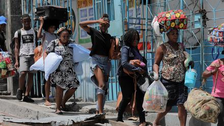 Flüchtende Gruppe in Port-au-Prince.