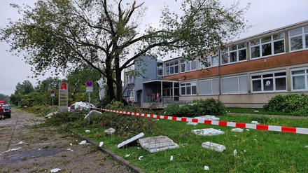 Abgesperrt ist nach dem nächtlichen Unwetter ein stark beschädigtes Gebäude in Brandenburg an der Havel. (Archivbild)