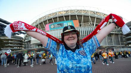 Ein England-Fan vor dem Stadion in Australien.