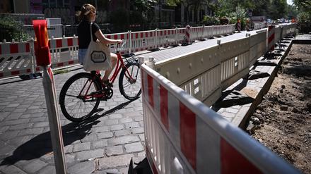 Parkplätze für Autos werden im Kreuzberger Graefekiez zu Grünflächen und Fahrradparkplätzen umgewandelt. Verkehrsprojekte wie im Graefekiez, bei denen Autos zumindest vorübergehend weichen müssen, damit Radfahrer, spielende Kinder und Fußgänger mehr Platz und Sicherheit haben, führen regelmäßig zu hitzigen Diskussionen.