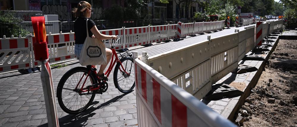 Parkplätze für Autos werden im Kreuzberger Graefekiez zu Grünflächen und Fahrradparkplätzen umgewandelt. Verkehrsprojekte wie im Graefekiez, bei denen Autos zumindest vorübergehend weichen müssen, damit Radfahrer, spielende Kinder und Fußgänger mehr Platz und Sicherheit haben, führen regelmäßig zu hitzigen Diskussionen.
