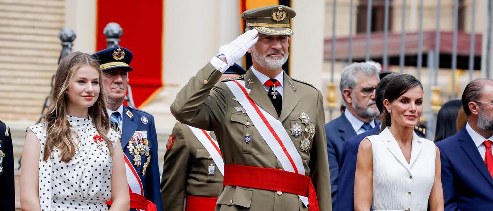 Prinzessin Leonor mit ihren Eltern, Spaniens König Felipe und Königin Letizia, bei der Zerermonie für die Absolventen der Militärakademie in Saragossa im Juli 2023.