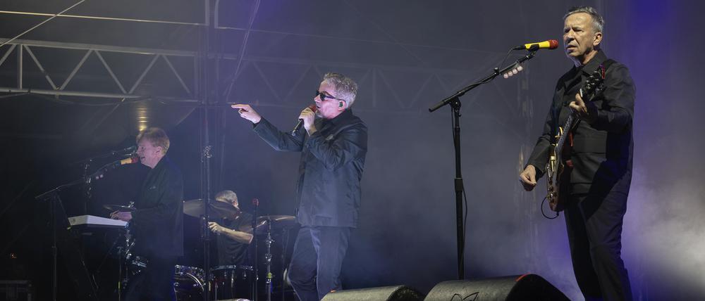 Devo in der Zitadelle Spandau: Keyboarder Gerald Casale, Sänger  Mark Mothersbaugh und Gitarrist Bob Mothersbaugh. 