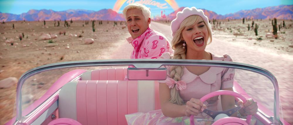 Hoch lebe das Matriarchat: Barbie, gespielt von Margot Robbie, fährt, Ken, gespielt von Ryan Gosling, sitzt auf dem Rücksitz.