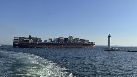 Auf diesem Foto, das von der Pressestelle des ukrainischen Infrastrukturministeriums zur Verfügung gestellt wurde, verlässt das unter der Fahne Hongkongs fahrende Containerschiff „Joseph Schulte“ den Hafen von Odessa.