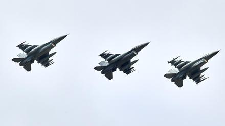 Drei Kampfjets vom Typ F16 aus den USA fliegen in Formation kurz vor ihrer Landung auf dem Fliegerhorst im schleswig-holsteinischen Jagel. An der Übung „Air Defender“ hatten vom 12. bis 23. Juni unter deutscher Führung 25 Nationen mit 250 Flugzeugen und 10.000 Soldaten und Soldatinnen teilgenommen. 