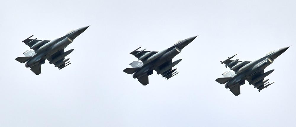 Drei Kampfjets vom Typ F16 aus den USA fliegen in Formation kurz vor ihrer Landung auf dem Fliegerhorst im schleswig-holsteinischen Jagel. An der Übung „Air Defender“ hatten vom 12. bis 23. Juni unter deutscher Führung 25 Nationen mit 250 Flugzeugen und 10.000 Soldaten und Soldatinnen teilgenommen. 