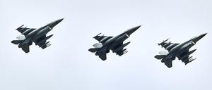 Drei Kampfjets vom Typ F16 aus den USA fliegen in Formation kurz vor ihrer Landung auf dem Fliegerhorst im schleswig-holsteinischen Jagel. An der Übung „Air Defender“ hatten vom 12. bis 23. Juni unter deutscher Führung 25 Nationen mit 250 Flugzeugen und 10.000 Soldaten und Soldatinnen teilgenommen. 